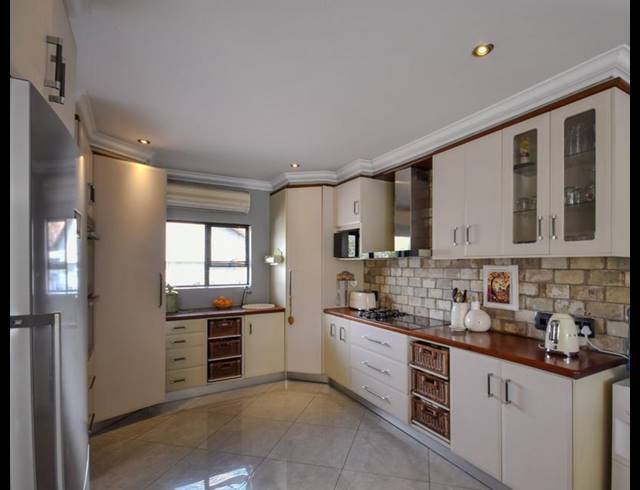 5 BEDROOM HOUSE FOR SALE IN MIDSTREAM ESTATE